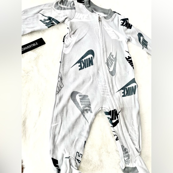 New with tags BABY NIKE LOGO ZIP FOOTED SLEEP & PLAY PAJAMAS GRAY. Logo on foot - Picture 4 of 9